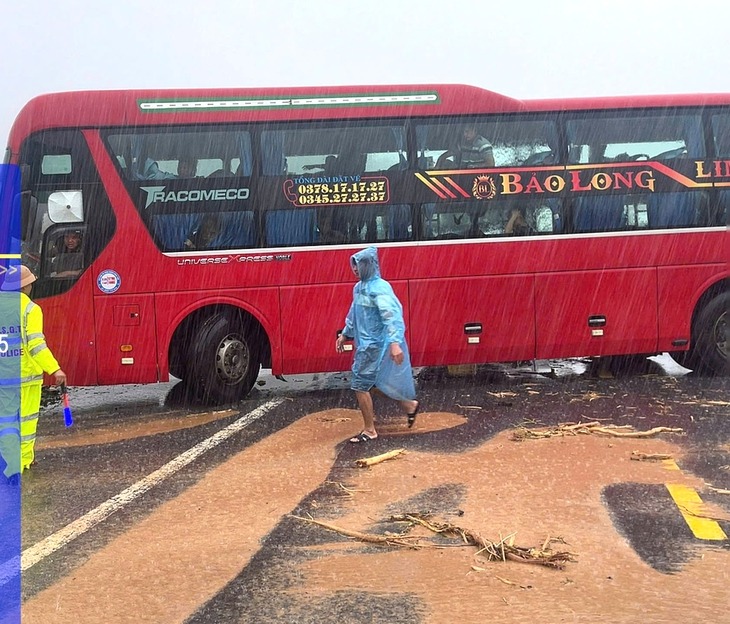 Xuất hiện v ế:t n ứt hàng chục mét trên cao tốc La Sơn – Túy Loan, mưa d ữ d ội