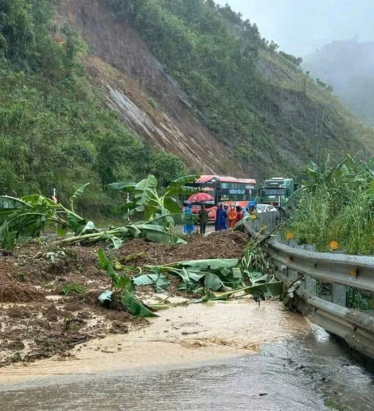 Hàng trăm ô tô phải dừng chờ vì giao thông qua đèo tê Iiệt do sạt lở