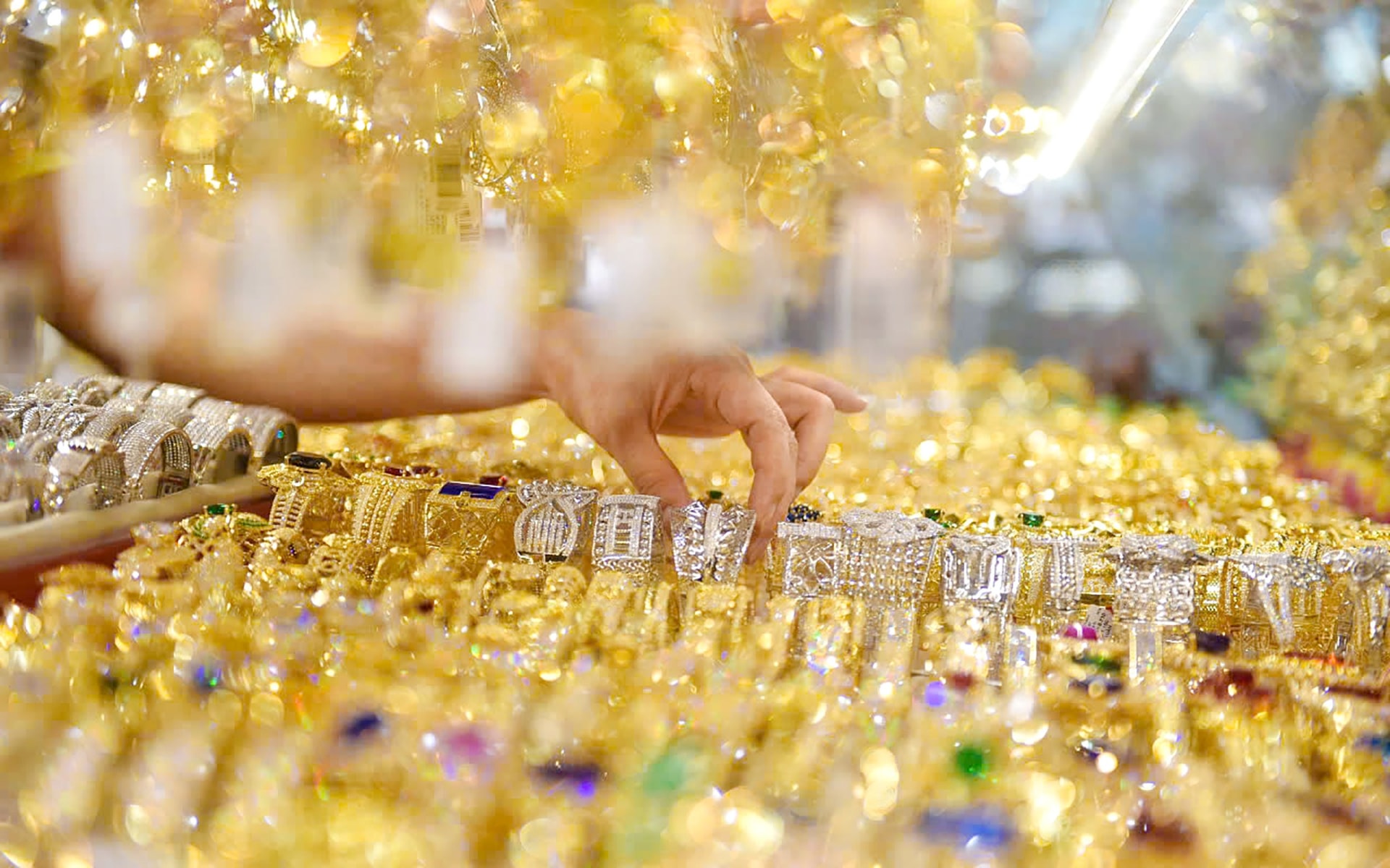 Sau cơn sốt, giá vàng giảm tới 12 triệu đồng/lượng: Có còn xuống thêm?