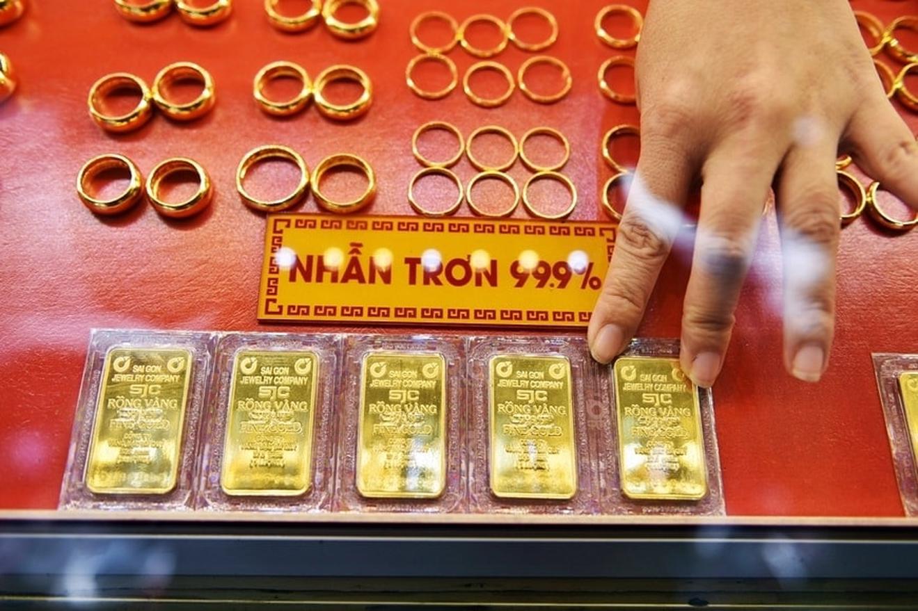 Giá vàng mới nhất sáng nay 12/10: Kjnh khủng quá trời ơi, thế là những người xếp hàng hôm qua m;ất hết rồi, vô ích rồi