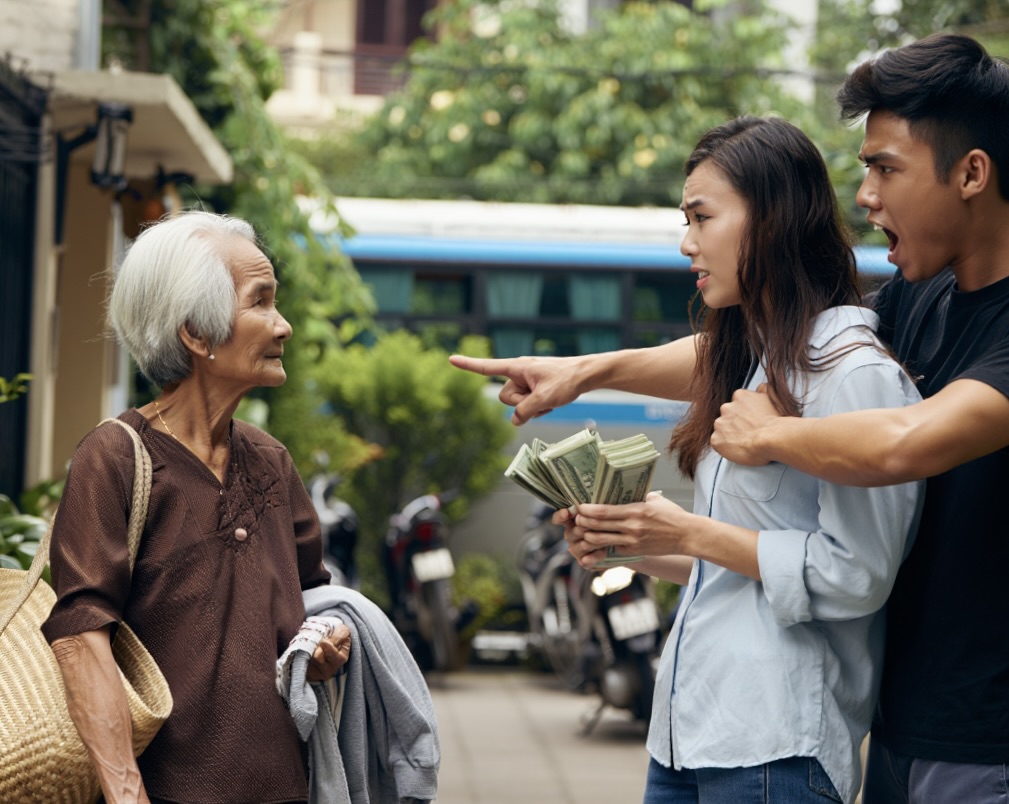 Mẹ từ Nghệ An ra Hà Nội chăm tôi ở cữ 3 tháng, lúc bà về tôi dúi cho 1 triệu, nào ngờ chồng h-ất t-ung hết – một tiếng sau điện thoại dưới quê gọi lên khiến tôi q-uỵ ng-ã