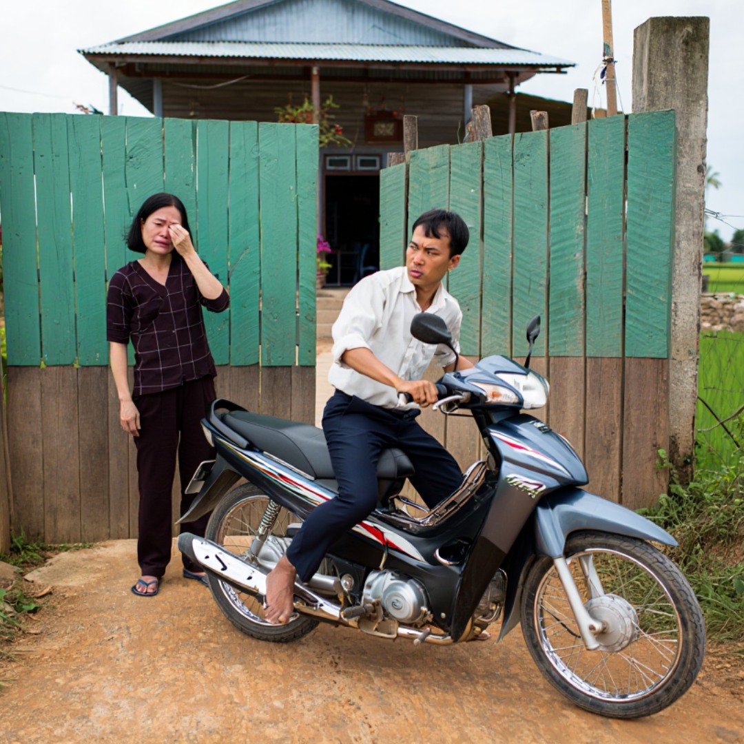 Biết mẹ đẻ tôi đổ bệ;;nh nặng, mẹ chồng liền hỗ trợ 100 triệu, đưa hết cả thẻ ngân hàng cho nhưng vừa kể với chồng thì anh đã trách móc liên tục
