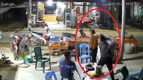 Người đàn ông bị đ::âm t::ử v::ong tại nhà riêng: Ca:mera hé l:ộ nạn nhân cầm điếu cày đ::ánh vợ