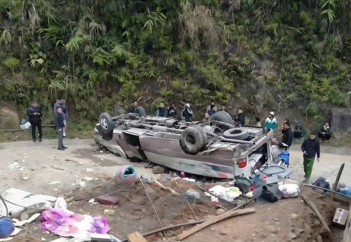 Xe chở đoàn từ thiện bị l ậ t ở Lào Cai, ít nhất 8 người tửvong