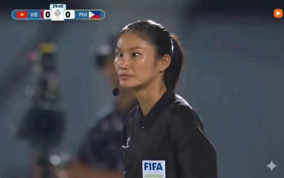 Tiết lộ bất ng ờ về trọng tài khiến tuyển nữ Việt Nam mất oan bàn thắng