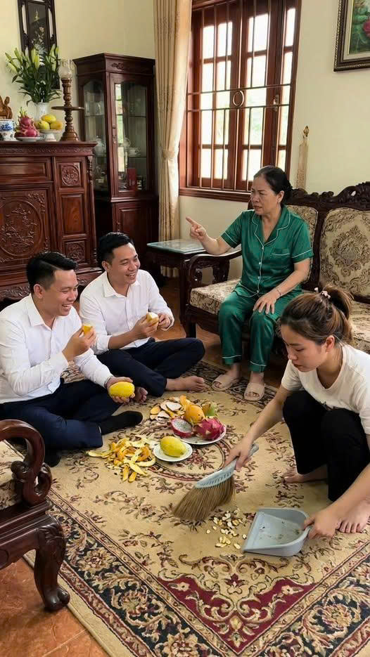 Từ ngày mẹ chồng biết tôi kiếm được 50triệu một tháng, thái độ của bà đổi hẳn. Không còn mỉ a m a i, không còn so i mó i, mà là… ra lệnh.